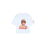 Remera oversize blanca de manga corta, con estampa frontal fotográfica de un niño comiendo y bebiendo, y detalle de marca en la manga.