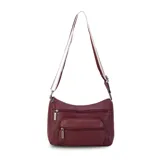 Bandolera de cuero sintético color bordó, con múltiples bolsillos frontales con cierre y correa ajustable en contraste de color.