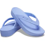 Ojotas Crocs modelo Classic Flip Platform, color salmón/durazno, con plataforma elevada y tiras tipo ojota con orificios para dijes Jibbitz™.
