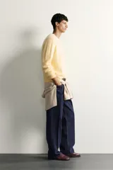 Jersey de punto regular fit, confeccionado en una mezcla de lana y cashmere, con cuello redondo, manga larga y terminaciones en rib.