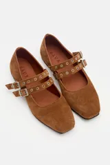 Ballerinas de cuero color camel con diseño de doble tira con hebillas metálicas y punta cuadrada.