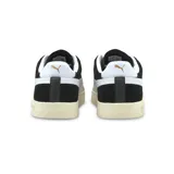 Championes Puma Club de estilo urbano, confeccionados en gamuza negra con la icónica franja lateral en cuero blanco y suela de goma texturizada en tono crema.