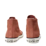 Championes de caña alta Converse modelo Chuck Taylor All Star, confeccionados en gamuza color marrón con puntera de goma blanca y suela vulcanizada.
