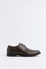 Zapato de vestir tipo derby, color marrón, con cordones y suela plana de goma.