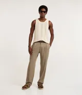 Musculosa masculina color blanco crudo, con cuello redondo y diseño texturizado con efecto ganchillo.