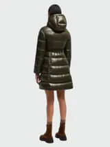 Campera larga tipo puffer de Moncler, color verde oliva con acabado brillante. Presenta capucha integrada, cierre frontal con cremallera y cinto ajustable en la cintura con hebilla metálica.