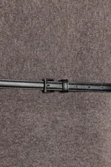 Vestido midi de punto con cuello redondo, manga corta y corte recto. Incluye un cinturón fino ajustable en la cintura y presenta una abertura con cierre de botón en la parte posterior.