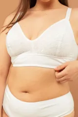 Bralette reductor blanco de algodón con detalles de puntilla, breteles elásticos regulables y espalda de algodón elastizado. Copas de algodón 100% sin aro.