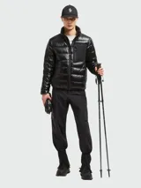 Campera puffer negra Moncler modelo Fraser, con cierre frontal y bolsillos laterales con cierre. Presenta un bolsillo con cierre en el pecho y logo de la marca en la manga izquierda.