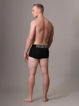 Bóxer negro Calvin Klein de microfibra, con cintura elástica con el logo de la marca en color celeste. Pack de 3 unidades.