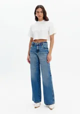 Pantalón de jean azul de corte ancho.