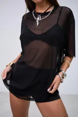 Remeron de microtul negro, de corte holgado y mangas cortas, con diseño transparente.