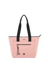 Cartera tipo tote de Las Oreiro, color rosado, con manijas fijas negras, bolsillo frontal con cierre y detalle de tiras colgantes. Incluye logo metálico de labios en la parte inferior.