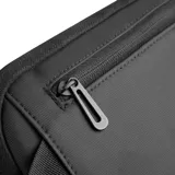 Bandolera negra de poliéster y simil cuero, con diseño ultrafino y ligero. Cuenta con correas reforzadas para uso izquierdo o derecho, bolsillo delantero con velcro, bolsillo trasero antirobo con cierre y espacio para tablets de hasta 7 pulgadas.