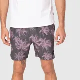Short de baño con estampado tropical de palmeras en tonos violeta sobre fondo gris oscuro. Cuenta con cintura elástica, cordón ajustable y bolsillos laterales.