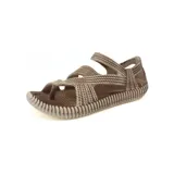 Sandalia de goma color negro, con tiras cruzadas y suela texturizada.