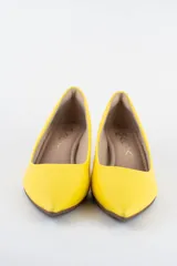 Zapatos cerrados de ecocuero color marrón, con punta fina y taco corrido.