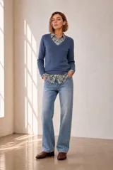 Sweater de tejido de punto color negro, con escote en V y mangas largas.