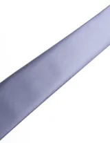 Corbata de seda azul marino con estampado paisley en tonos rosados y blancos.