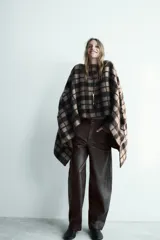 Pantalón de tiro medio confeccionado en piel 100%, con diseño de corte recto, cintura con trabillas, bolsillos delanteros y traseros, y cierre frontal con cremallera, botón y ganchos metálicos.