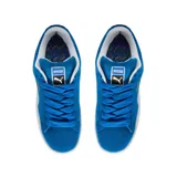 Championes Puma Suede XL de gamuza en color azul, con franja lateral blanca y suela de goma blanca.