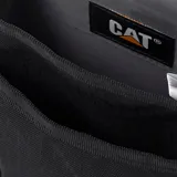 Bandolera negra Caterpillar Rhett Utility Bag, con correa ajustable, anilla en D con la marca Caterpillar, compartimento principal con bolsillo plano, bolsillo trasero y logo de la marca en la parte frontal.