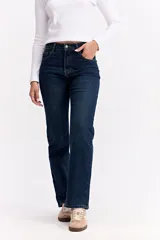 Jean de corte recto y tiro medio, confeccionado en denim de tono azul claro con acabado lavado. Presenta cierre frontal con botón y cremallera, además de bolsillos laterales y traseros.