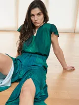 Blusa color naranja de gasa pintada con cuello asimétrico y mangas cortas.