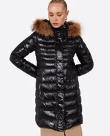 Campera puffer larga negra con capucha y ribete de piel sintética marrón.