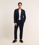Pantalón de vestir color beige, de corte recto, confeccionado en lino y viscosa. Presenta cintura con trabillas, bolsillos laterales y traseros.
