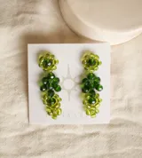 Aros colgantes con forma de racimo de uvas, hechos con cristales facetados en tonos de verde claro y oscuro.