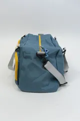 Bolso deportivo color rosa con detalles en beige y gris. Tiene doble asa de mano y correa de hombro ajustable. Cuenta con dos bolsillos frontales con cierre y logo de la marca en la esquina inferior derecha.