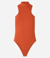 Body color ladrillo, de rib con textura acanalada, cuello alto, sin mangas y corte cavado.