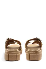 Sandalias negras de cuero con plataforma track y doble tira con hebillas ajustables.