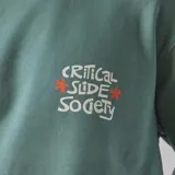 Buzo verde de cuello redondo con estampado frontal que dice "Critical Slide Society" en blanco y rojo.
