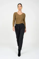 Pantalón de corte recto con diseño de rayas verticales finas, confeccionado en una mezcla de algodón y poliéster. Presenta cintura elástica con lazo ajustable, bolsillos laterales y un acabado elegante y versátil.