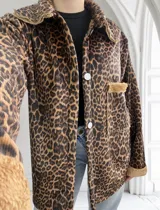 Sobrecamisa de pana con estampado animal print, cuello clásico y cierre con botones blancos.