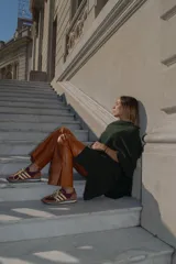 Ruana verde inglés de 100% baby alpaca, tejida en punto texturado. De forma rectangular y terminaciones con flecos cortos. Hilado de Perú, hecho en Uruguay.