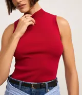 Blusa sin mangas de punto acanalado color celeste, con cuello alto.