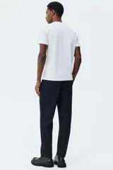 Remera blanca de manga corta con cuello redondo, confeccionada en algodón pima de punto suave y corte ajustado (slim fit).