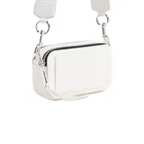 Cartera tipo bandolera Marc Jacobs modelo The DTM Utility Snapshot, confeccionada en cuero premium color blanco. Presenta herrajes metálicos plateados, cierre superior y correa de hombro ancha ajustable con logo grabado.
