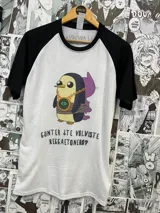 Remera blanca con mangas y cuello negros, estampado sublimado de Gunter de Hora de Aventura con cadena de oro y texto "Gunter ¿te volviste reggaetonero?".