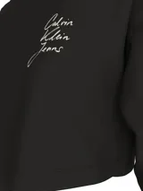 Remera cropped negra de manga larga con cuello redondo y logo de Calvin Klein Jeans estampado en el pecho.