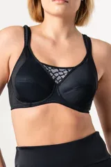 Soutien deportivo reductor negro con aro, confeccionado en jersey y tela de faja en la espalda para mayor sujeción. Breteles acolchados regulables, escote alto con detalle de puntilla y ganchos reforzados en la espalda.