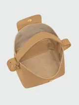 Cartera bucket S Longchamp modelo Le Cadence, confeccionada en cuero granulado color bordó. Presenta solapa frontal con botón a presión metálico dorado y grabado de la marca, asa superior de mano y correa de hombro ajustable y desmontable.