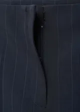 Pantalon de vestir de tiro alto con diseño de raya diplomática, corte recto y cierre oculto de botón, gancho y cremallera. Cuenta con bolsillos de ribete en la parte posterior y aberturas con cierre en el bajo.