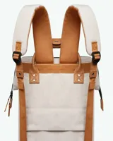 Mochila Cabaia modelo Adventurer Arequipa, de color beige con detalles en cuero sintético color suela. Cuenta con un bolsillo frontal con cierre, asas superiores de mano y diseño estructurado.