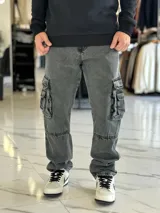 Pantalón cargo de jean estilo oversize, color celeste, con bolsillos laterales con solapa y corte recto.