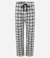 Pijama estilo americano compuesto por camisa de manga larga con botones y pantalón largo. Presenta un estampado a cuadros con pequeños iconos de Mickey Mouse. Confeccionado en tejido suave y ligero.