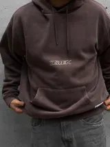 Canguro con capucha y cordones ajustables, color marrón con efecto lavado. Presenta un bolsillo frontal tipo canguro y el logo de la marca Osten estampado en el centro del pecho.